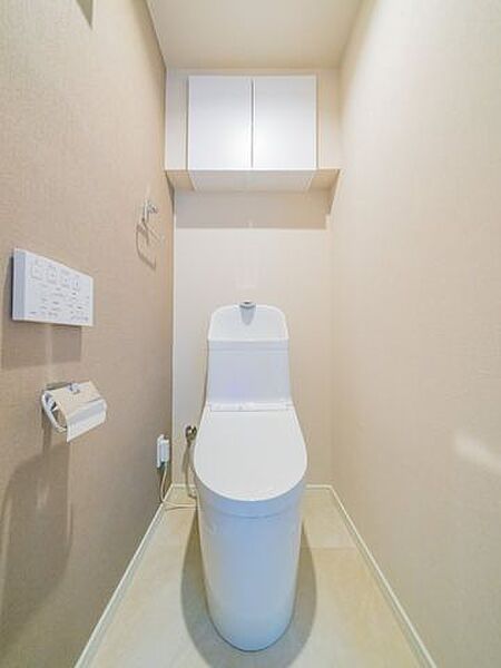トイレは温水洗浄便座付きトイレに新規交換。吊戸棚も新設しました。ストック関係の収納に便利です。