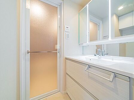 洗面台のツインライト照明が顔全体を照らすのでメイクも決まります。3面鏡付きの洗面台で、収納豊富。ゆったりとした洗面で朝の身支度にもゆとりを感じることが出来ます。