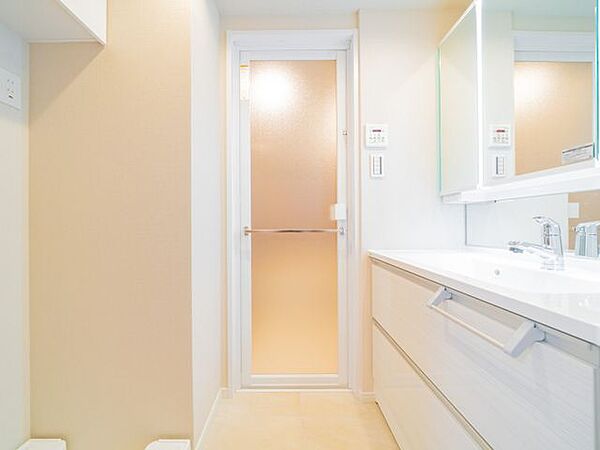 洗面台のツインライト照明が顔全体を照らすのでメイクも決まります。3面鏡付きの洗面台で、収納豊富。ゆったりとした洗面で朝の身支度にもゆとりを感じることが出来ます。