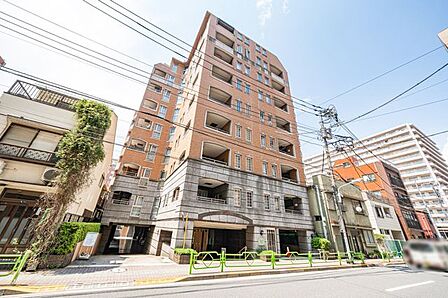 総戸数63戸のマンション。周辺は、商業施設等が充実。買い物便利な住環境です。「内装・設備リフォーム住戸」。随時ご内覧可能でございます。いつでもお声掛けください。