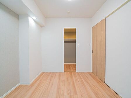 【洋室（1）約5.2帖】には、大容量のWICを新設し、スーツケースやコートなどの収納に便利です。
