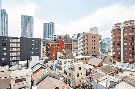 今日も、明日も、この街で、きっと誰かがしあわせになる物語が描かれていくはずです。同じ風景が毎日365日、まったく違う顔を見せてくれる。爽快な風も毎日やさしく頬をなでてくれます。