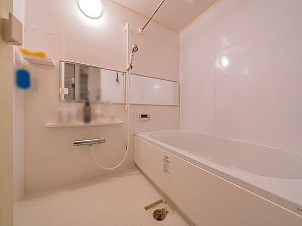 広々とした1418サイズのユニットバス。雨の日などに心強い浴室乾燥機付。洗濯物を乾かすだけでなく、カビ防止にもなる嬉しい設備です。