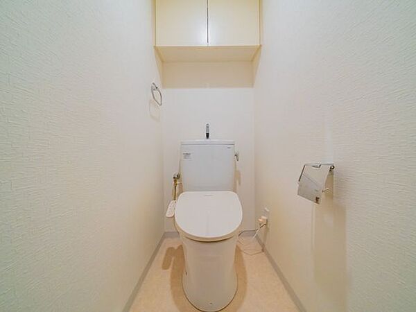 白を基調とした明るいトイレ。温水洗浄便座付です♪トイレの上部には収納スペース有。トイレットペーパーなどのストックをしまうことができ、便利です♪