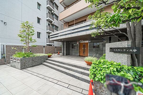 外と内をつなぐエントランスは、まさに顔となる場所。品格のある雰囲気を漂わせて上質な空間を作り出します。