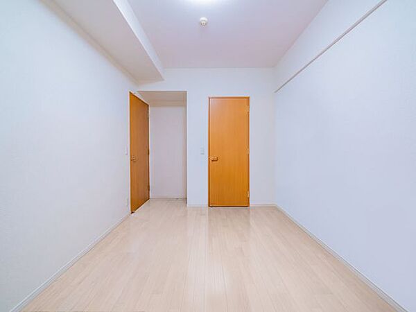 約6.2帖の広さ。奥行きのある大きなウォークインクローゼットが付設された寝室です。※リフォーム後のイメージ画像です。リフォームには別途費用がかかります。