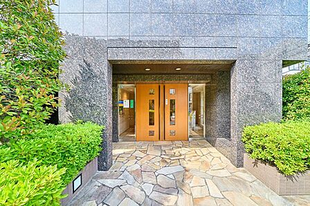 住まいの第一印象を決めるエントランスホール。清潔感もあり、管理の良さがうかがえます。