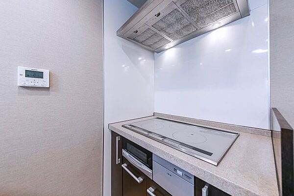キッチンはお手入れがしやすいIHコンロ♪グリルもついておりお料理のレパートリーが広がりそうです！