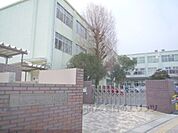 老上小学校まで1300メートル