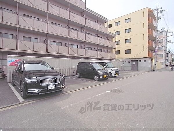 画像16:駐車場