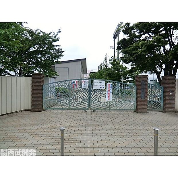 新曽中学校