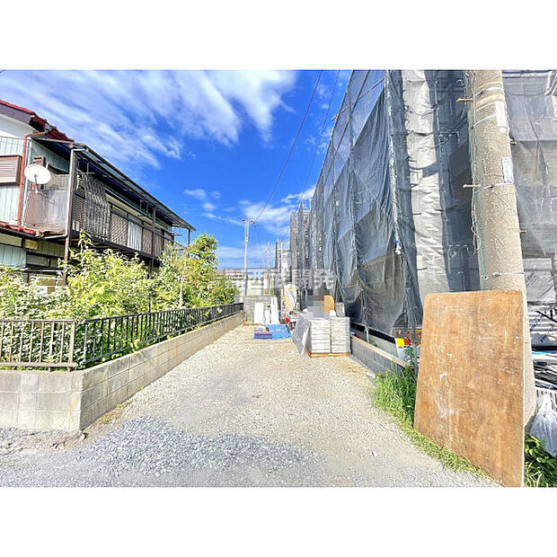 前面道路含む外観