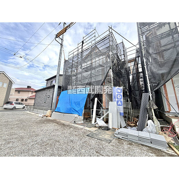 前面道路を含む外観写真