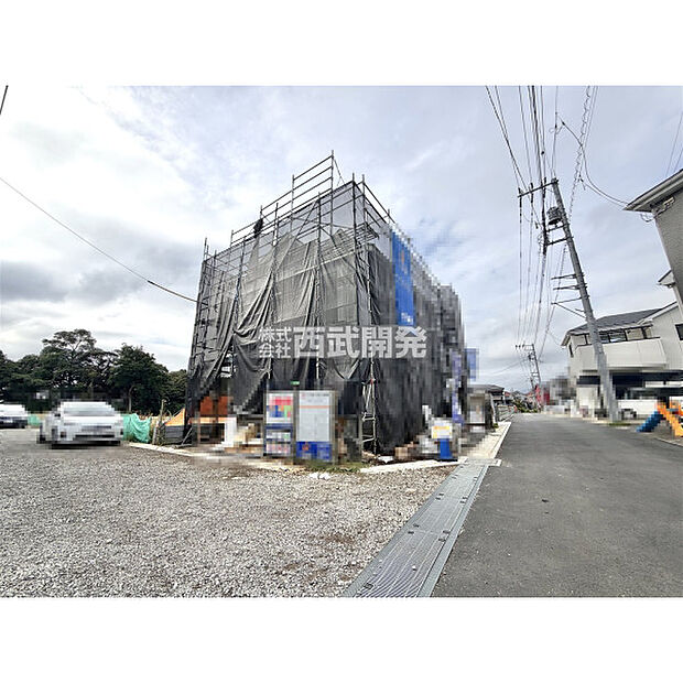 前面道路を含む外観写真