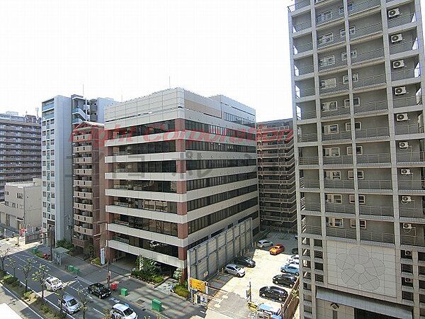バルコニーからの眺望です。都会の街並みを望めます。
