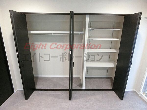 新設したウォークインクローゼット。季節物もまとめて収納できます。