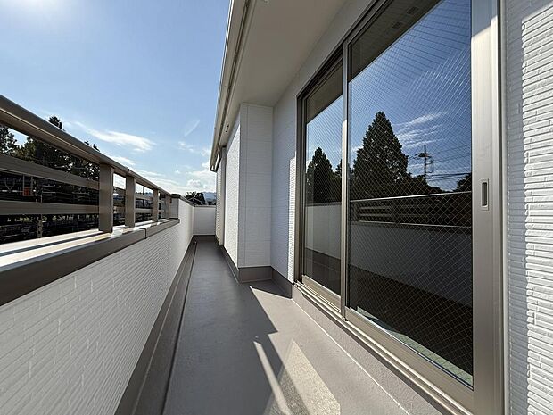 洗濯物がよく乾く明るいバルコニーは風通しもよく、家事の効率が高まる環境です。