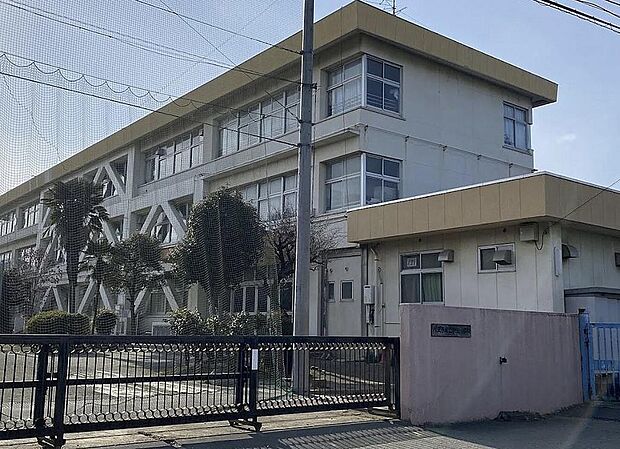 八王子市立散田小学校、距離約600ｍ、徒歩約8分。