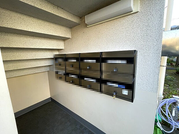 お部屋への階段入口にメールボックスがあります