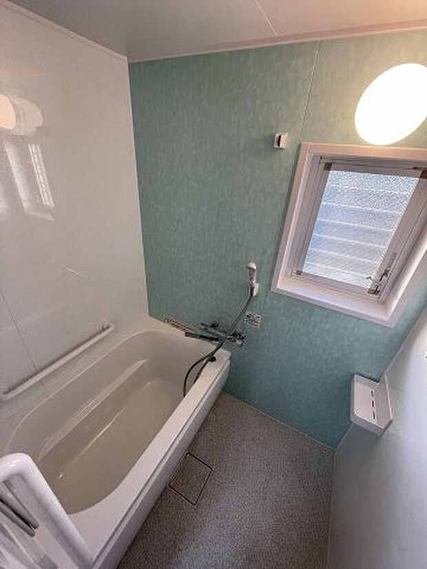 浴室に窓あり、換気にも便利です