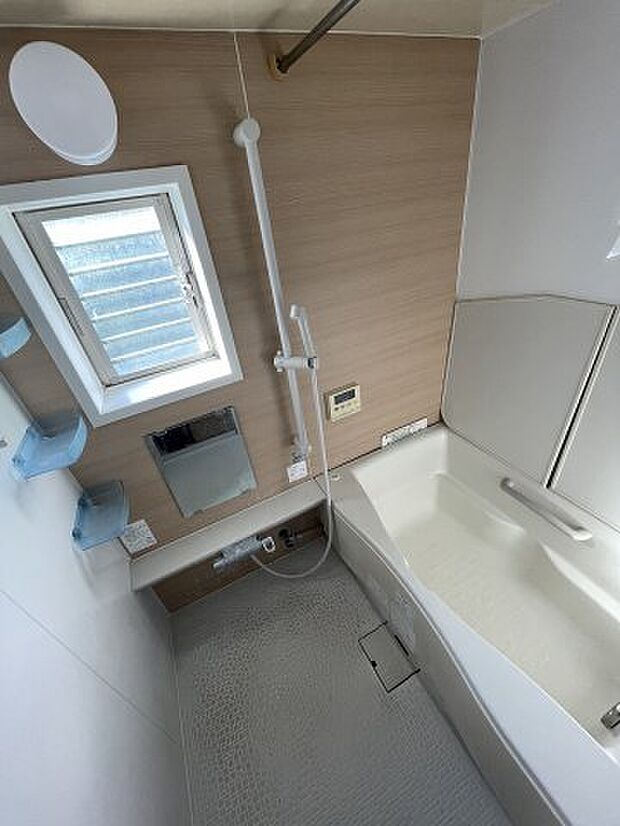 バストイレ別、浴室には窓あり換気も安心です