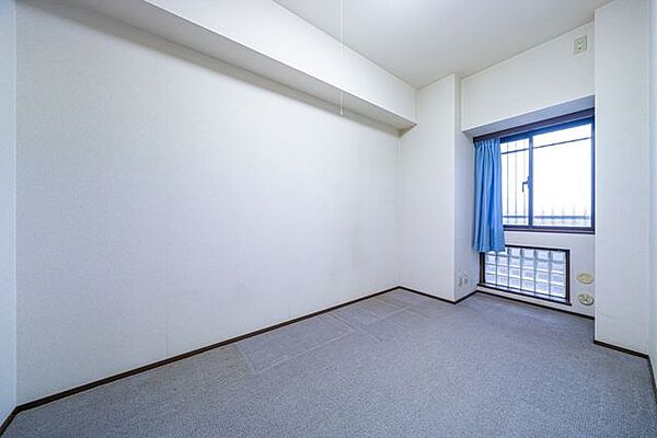 【洋室(2)（約5.7帖）】クローゼットの付いたお部屋です。