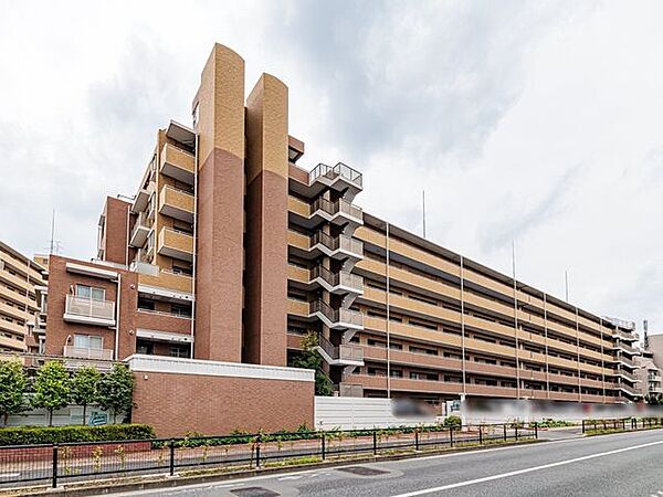 外壁タイル張り。上品な佇まいのマンションです。