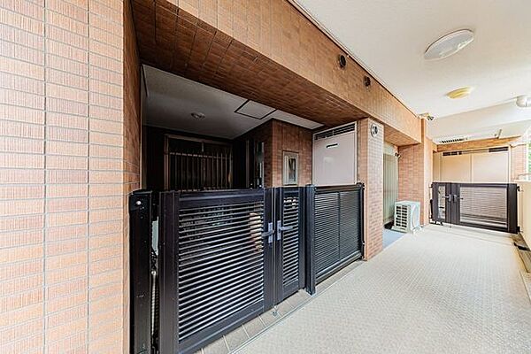 【門扉の付いた玄関ポーチ】0.38m2のトランクルームもあります。