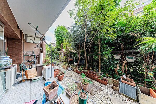 【専用庭・テラス】13.24m2の専用庭と、9.13m2のテラスのあるお部屋です。