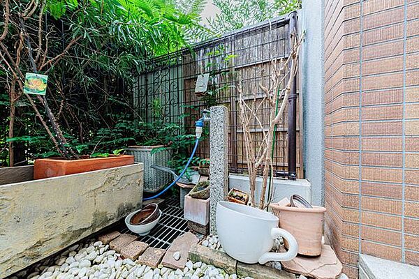 【専用庭の水栓】お花の水やりに役立ちます。