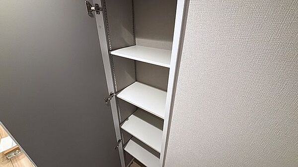 日用品のストックに便利な廊下収納