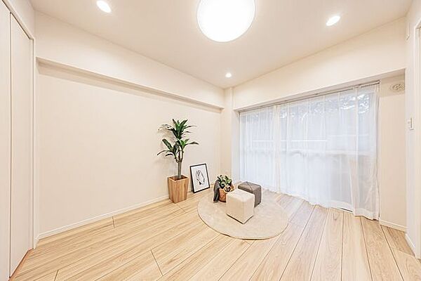 【洋室（1）】バルコニーに面したお部屋でクローゼットもあり、洗濯物の取り込みに便利です。※室内の家具・小物等は販売価格に含みません。