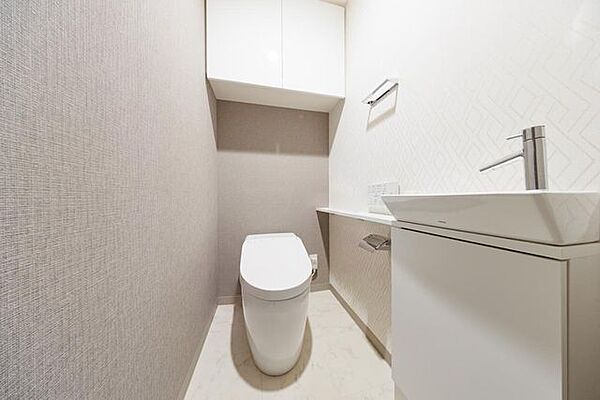 スタイリッシュなタンクレストイレ※リフォーム後のイメージ画像です。リフォームには別途費用がかかります。