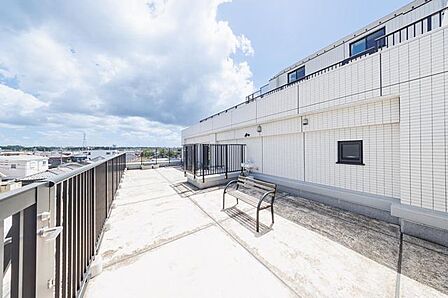 【ルーフバルコニー】54.43m2の広々ルーフバルコニー。（使用料無償）