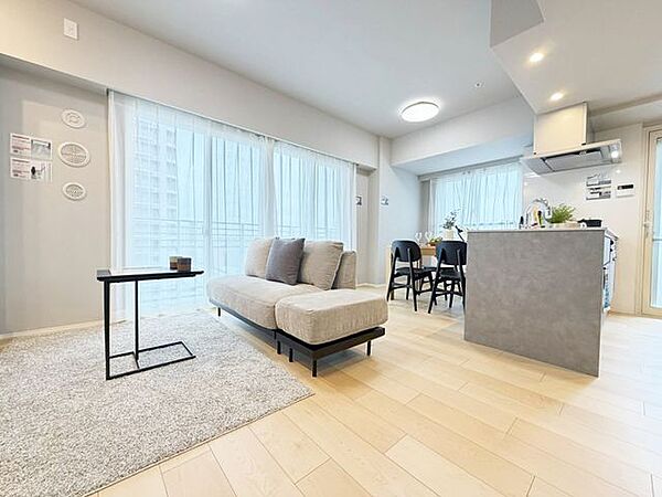清潔感のある明るいフローリングがお部屋に馴染み、心地よい空間を演出します。※室内の家具・小物等は販売価格に含みません。