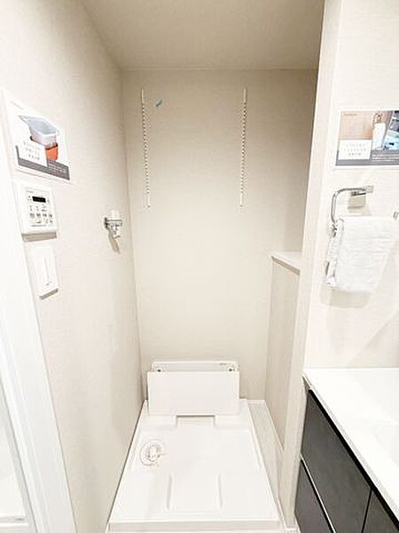 防水パン、洗濯水栓。※室内の家具・小物等は販売価格に含みません。