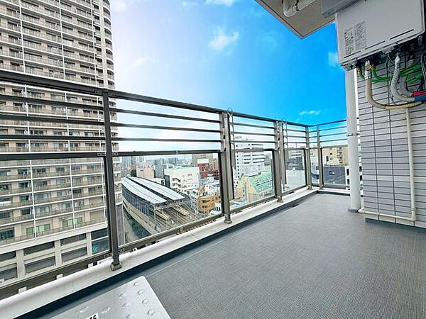 最上階角部屋、14階部分のお部屋。バルコニーは、奥行きがあり広々としています。お天気が良い日はお洗濯もはかどりそうです。