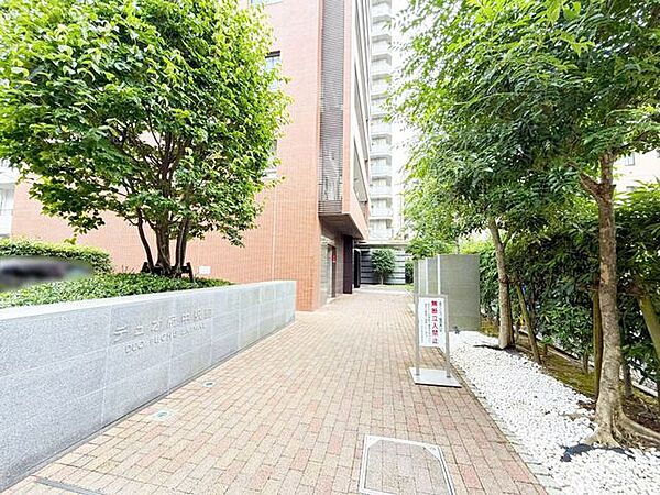 緑が映える堂々としたエントランス。