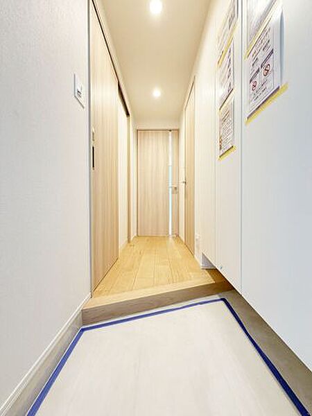 玄関には嬉しい人感センサー付です。両手がふさがっている時にも便利ですね。