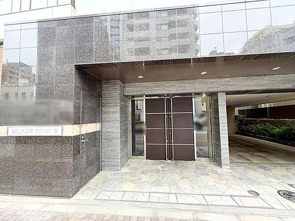 趣が感じられる重厚感あるエントランス。