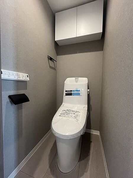 【トイレ】トイレは温水洗浄便座付です。トイレの上部には収納付。トイレットペーパー等、買い置きもしやすそうです。