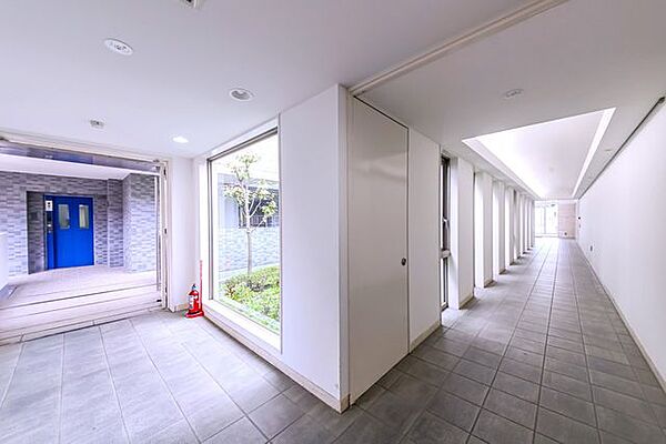 【ギャラリー（建物内の通路）】通路の脇には、明り取りの窓と緑の植栽が望めます。