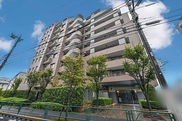 重厚感のある外壁タイル貼りのマンションです。