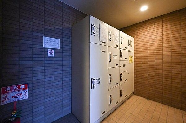 不在時にも荷物が受け取れる宅配BOX付。共働きのご夫婦や、外出の多いご家族でも安心です。