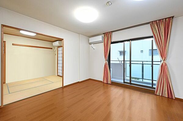 【リビング】広々としたLDKがお部屋の中心。ご家族そろった楽しい時間が過ごせそうですね。※CG加工による清掃・補修後のイメージです。現況には傷・汚れがあり、補修には別途費用がかかります。
