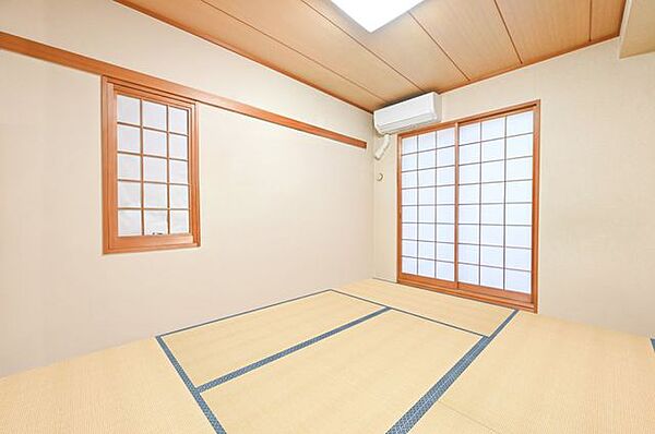 様々な使い方ができるリビングに隣接した和室。お子様の遊び場にもなります。寝室として利用しても。※CG加工による清掃・補修後のイメージです。現況には傷・汚れがあり、補修には別途費用がかかります。