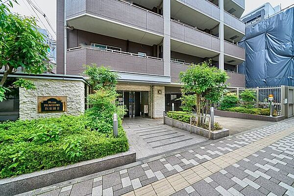 【エントランスアプローチ】建物エントランスへとつながる緑の植栽空間が訪れる人々を心地良く迎え入れてくれます。