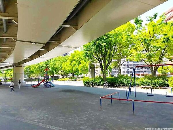 阪東橋公園 徒歩1分。 70m