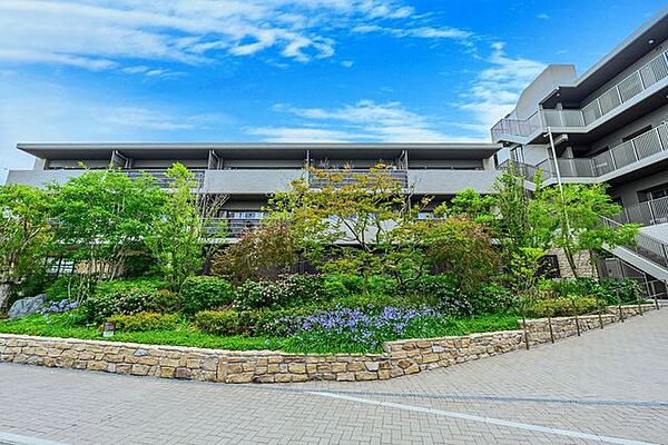 約6，332m2のゆとりある敷地と、第一種低層住居専用地域ならではの落ち着いた住環境が魅力です。