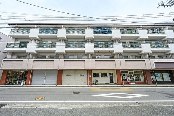 1階は店舗が入っており、日常使いに便利です。